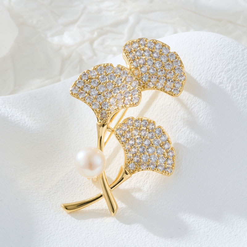 High-end And Elegant Ginkgo Leaf Brooch, Copper Alloy, Gold Plated With Zirconium, Freshwater Pearl, Exquisite Brooch For Women.