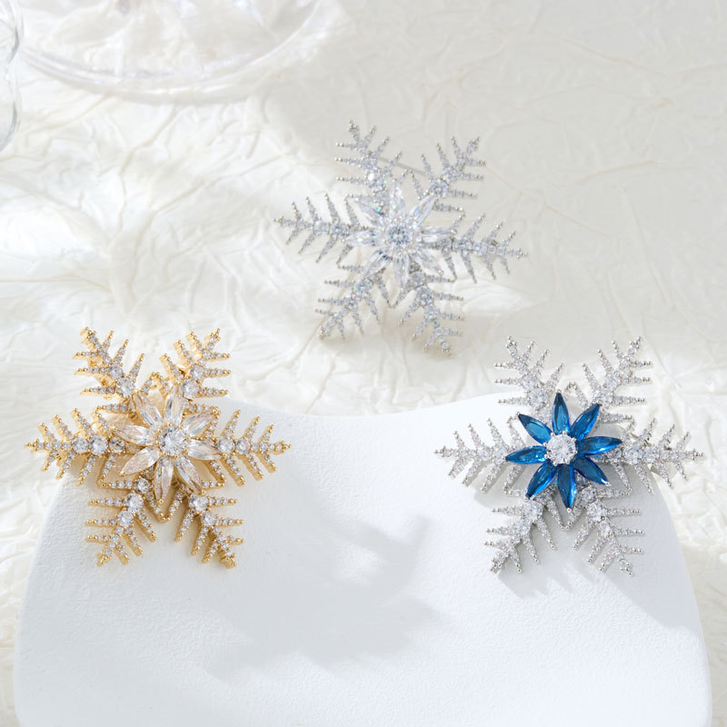 Original Design Rotating Tricolor Full Zircon Snowflake Brooch, Copper Inlaid With Zircon, Genuine Gold Plated, Exquisite Brooch, Clothing Accessory, Corsage.