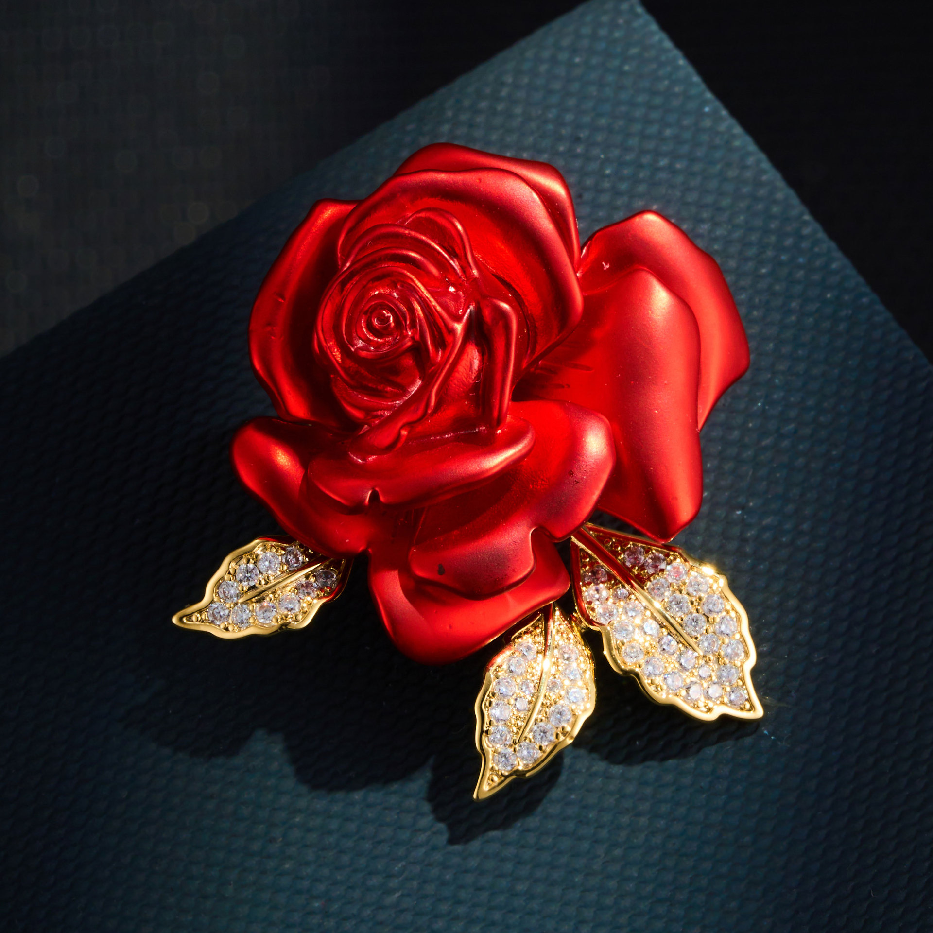 A Niche, Romantic Red Rose Brooch With A Touch Of Understated Luxury, Featuring A Copper-set Zircon Flower Design And Delicate Floral Brooch.
