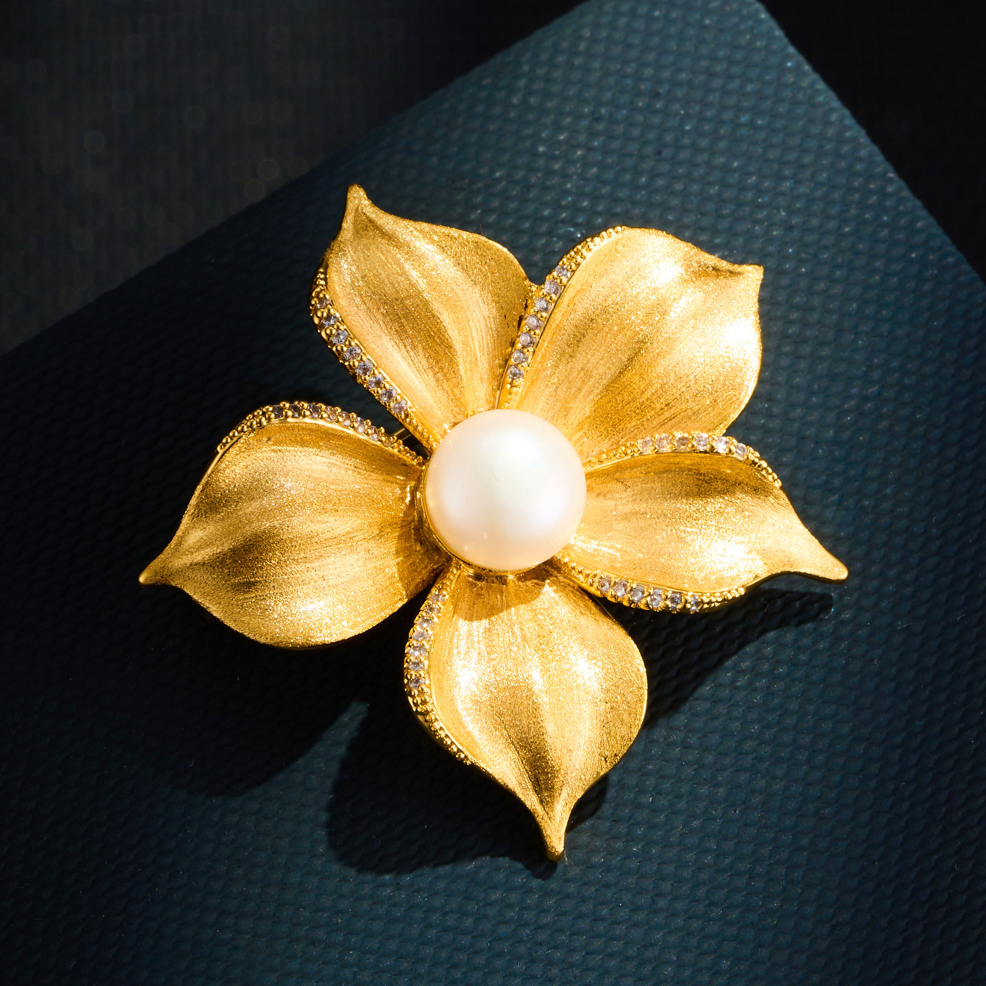 Luxury And Elegant Brushed Gold Flower Brooch, High-end Copper Alloy, Genuine Gold Plated, Inlaid With Zircon And Freshwater Pearl.