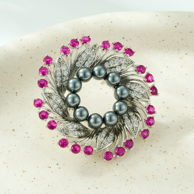 Retro-style Luxury Floral Wreath Brooch, Copper Alloy Micro-inlaid Zircon, Limestone, And Pearl Two-tone Brooch, Fashionable And Versatile Clothing Accessory.