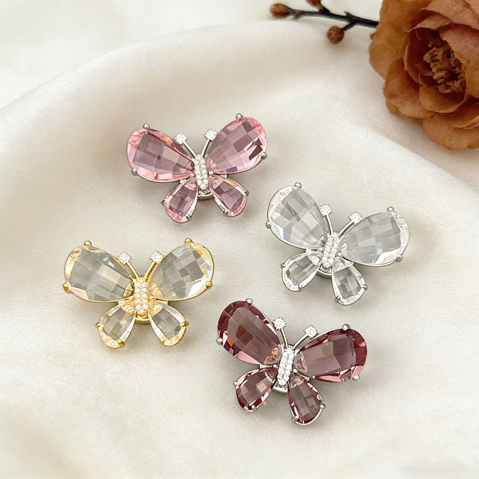 The Butterfly-shaped Multi-colored Crystal Butterfly Magnetic Brooch Is Fashionable, Sophisticated, And Exquisite, Featuring Strong Magnetic Properties.