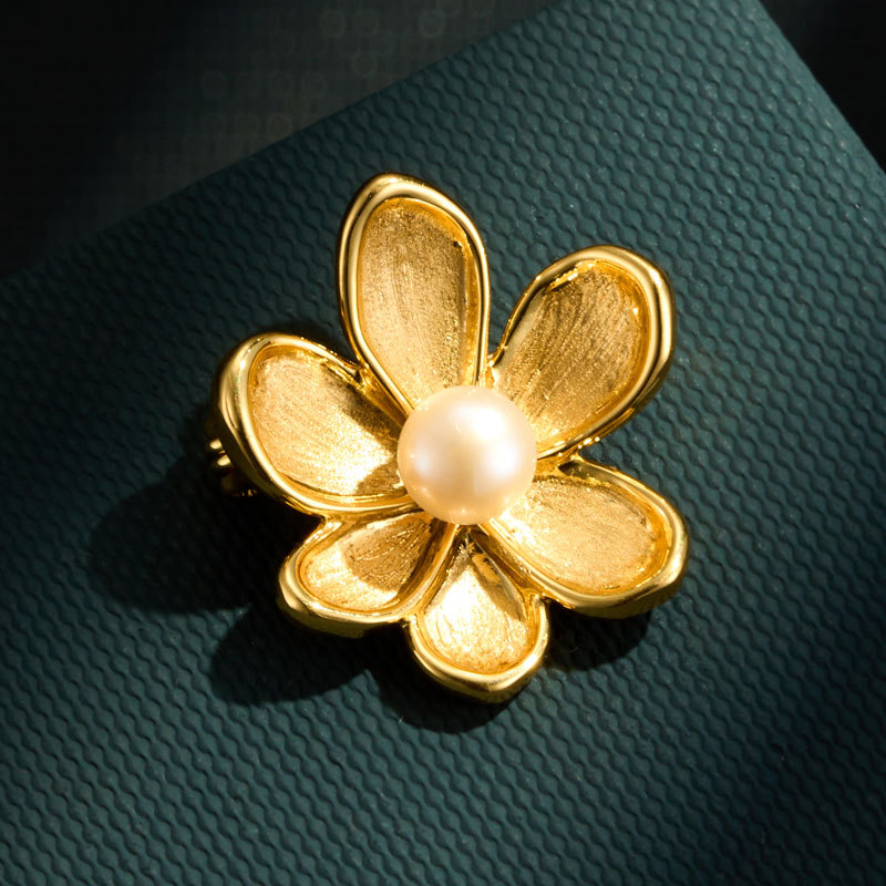 Luxury And Sophisticated Brushed Three-dimensional Flower Brooch, Copper Alloy, Genuine Gold Plated, Freshwater Pearl Brooch, Clothing Corsage.