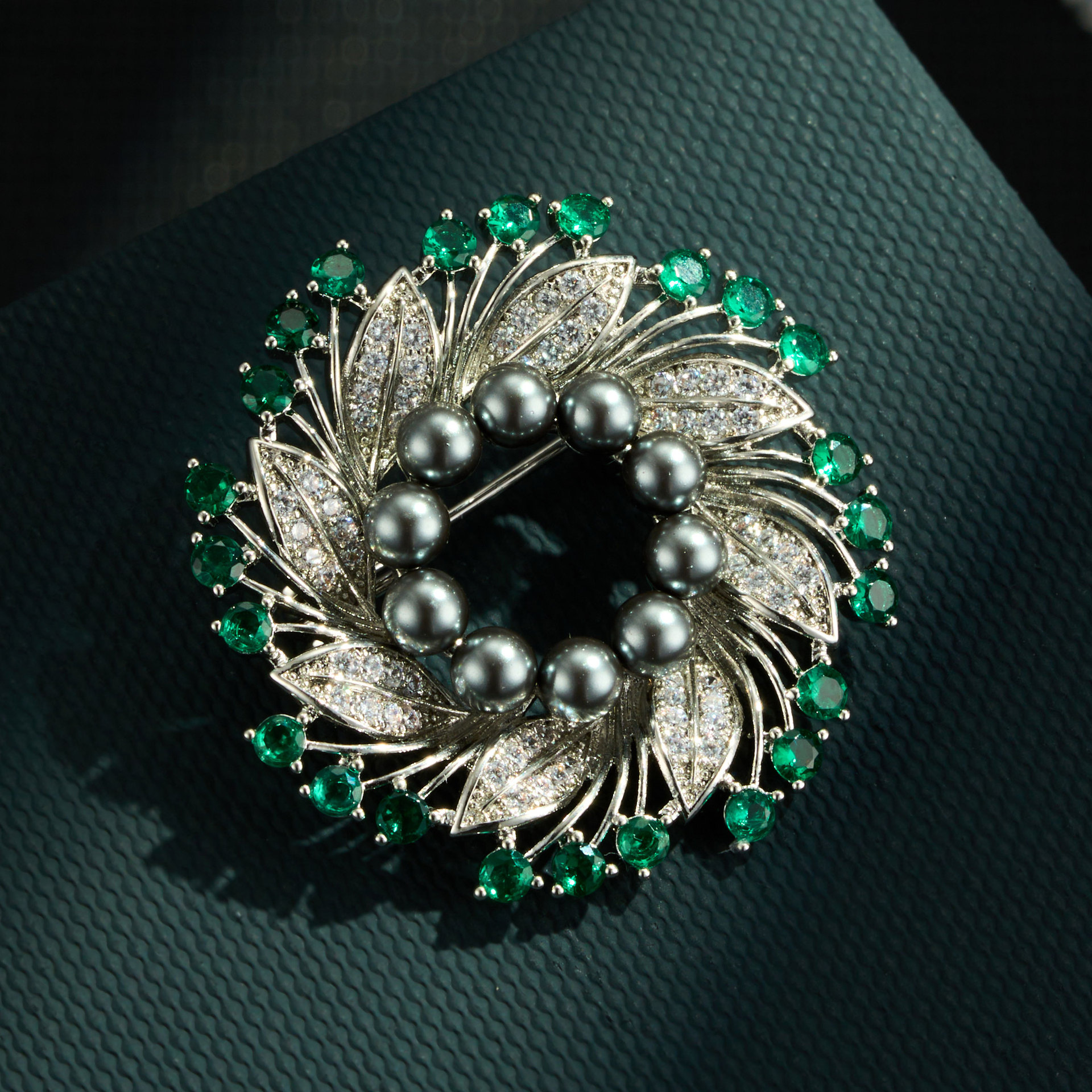 High-end Vintage Gray Pearl Wreath Brooch, Copper Alloy Micro-painted Zircon And Green Spinel Pin, Versatile Clothing Accessory.