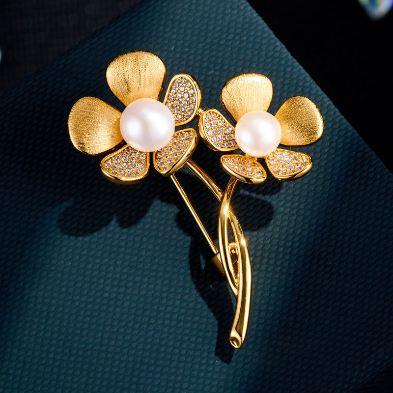 Stylish And Versatile Gold Brushed Floral Brooch, Copper Alloy Inlaid With Zircon And Freshwater Pearl, A High-end Clothing Pin.