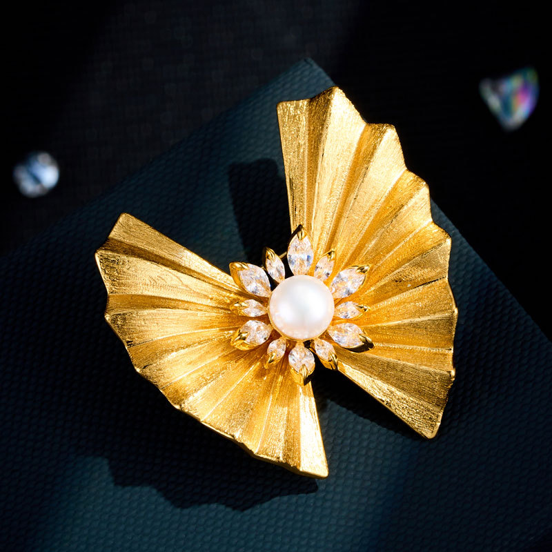 Stylish And Versatile Gold Brushed Bow Brooch, Brass Plated With Real Gold And Inlaid With Zircon And Freshwater Pearl, High-end Clothing Pin.