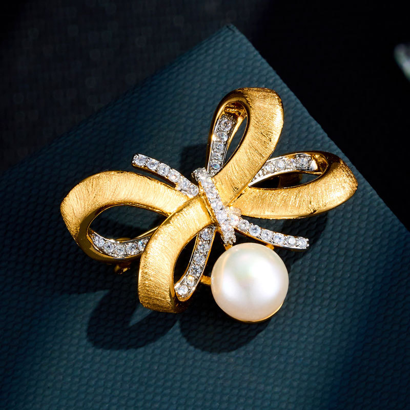 Luxury Three-dimensional Two-tone Gold Brushed Bow Brooch, Copper Alloy Electroplated With Real Gold, Inlaid With Zircon And Freshwater Pearl.