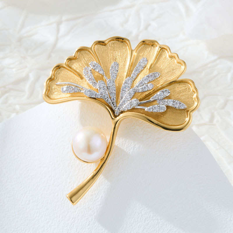 High-end And Elegant Two-tone Gold Ginkgo Leaf Brooch, Copper Alloy Micro-set Zircon, Genuine Gold Plated Freshwater Pearl Pin