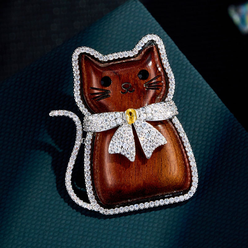High-end, Adorable, Understated Luxury Wood Grain Cat Brooch, Copper Inlaid With Zircon, Versatile Everyday Style, Exquisite Brooch For Women.