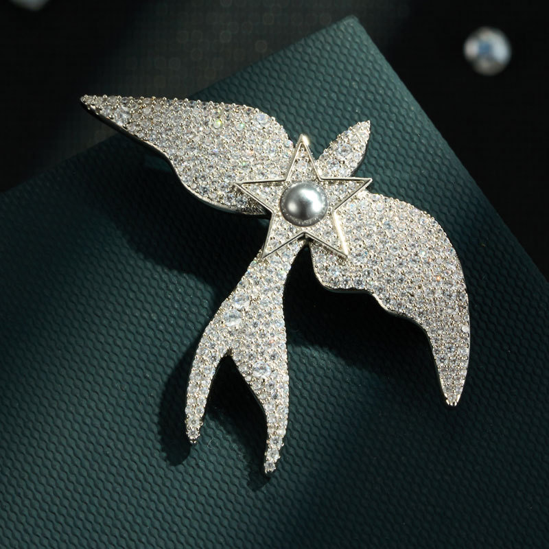 Luxury And Dreamy Style, Lingyan Brooch, Niche And High-end Copper Alloy Micro-inlaid Zircon Faux Pearl Brooch For Women's Clothing.