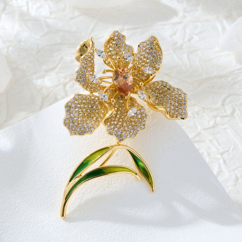 High-end Luxury Three-dimensional Iris Brooch, Fashionable And Elegant Copper Inlaid With Zircon, Genuine Gold Plated Exquisite Pin Corsage.