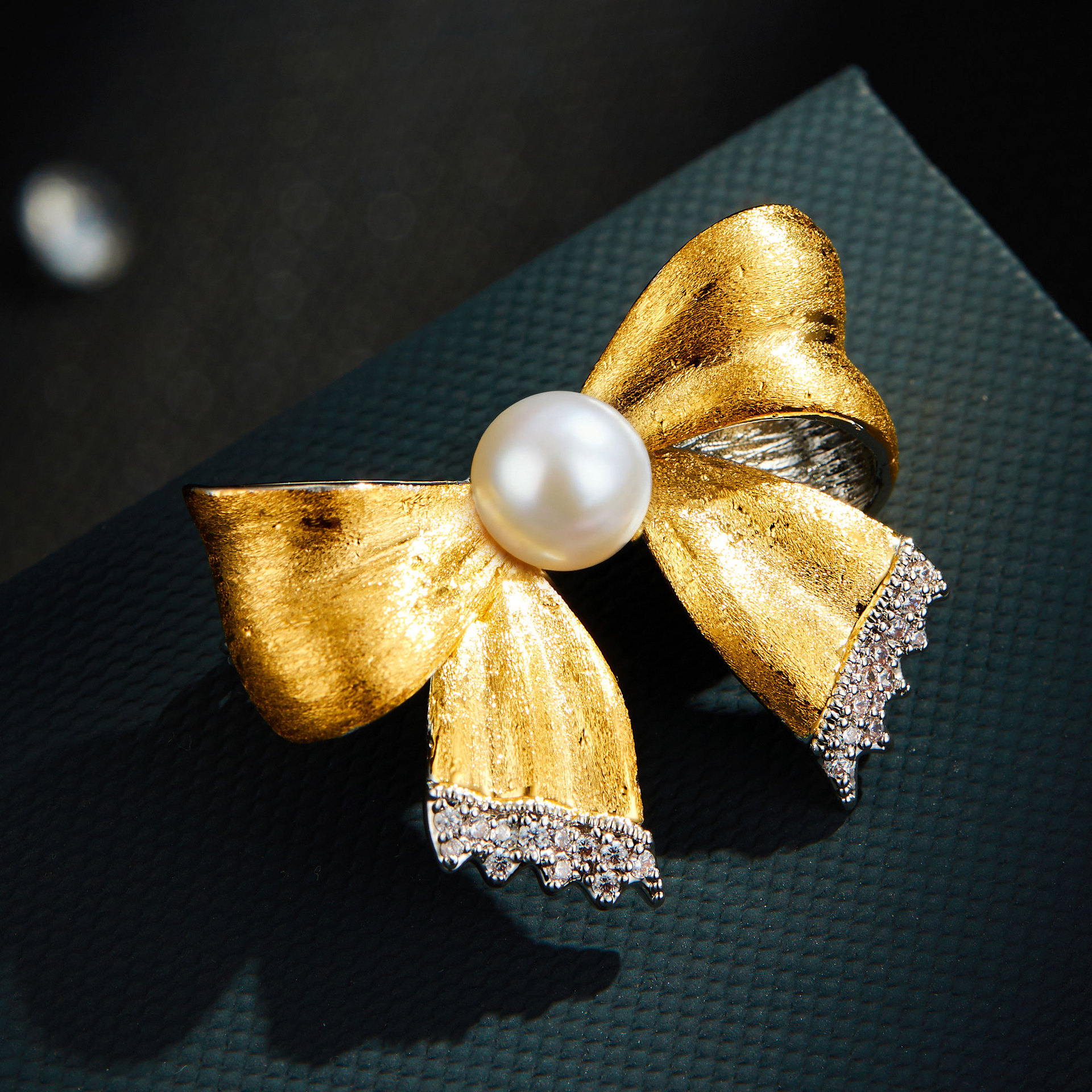 Niche Luxury Two-tone Brushed Gold Bow Brooch, High-end Copper Alloy Pin With Micro-inlaid Zircon And Freshwater Pearl.