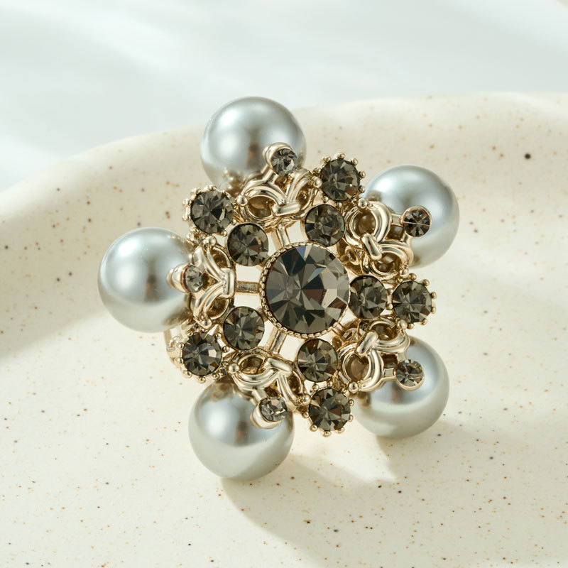 Luxury And Elegant Pearl Flower Brooch, Versatile For Everyday Wear, Sophisticated And Exquisite, A New Style For Women's Corsages.