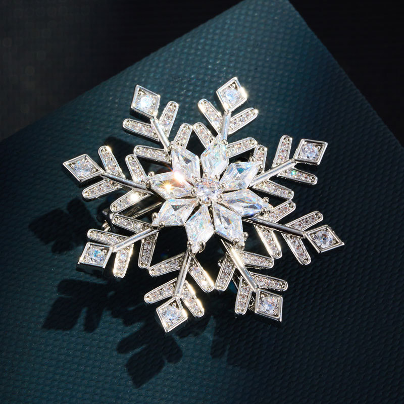 Original Design Rotating Snowflake Brooch, Luxurious And High-end, Made Of Copper Inlaid With Zirconium, Electroplated With Real Gold, Three-dimensional Multi-layered Brooch Corsage.