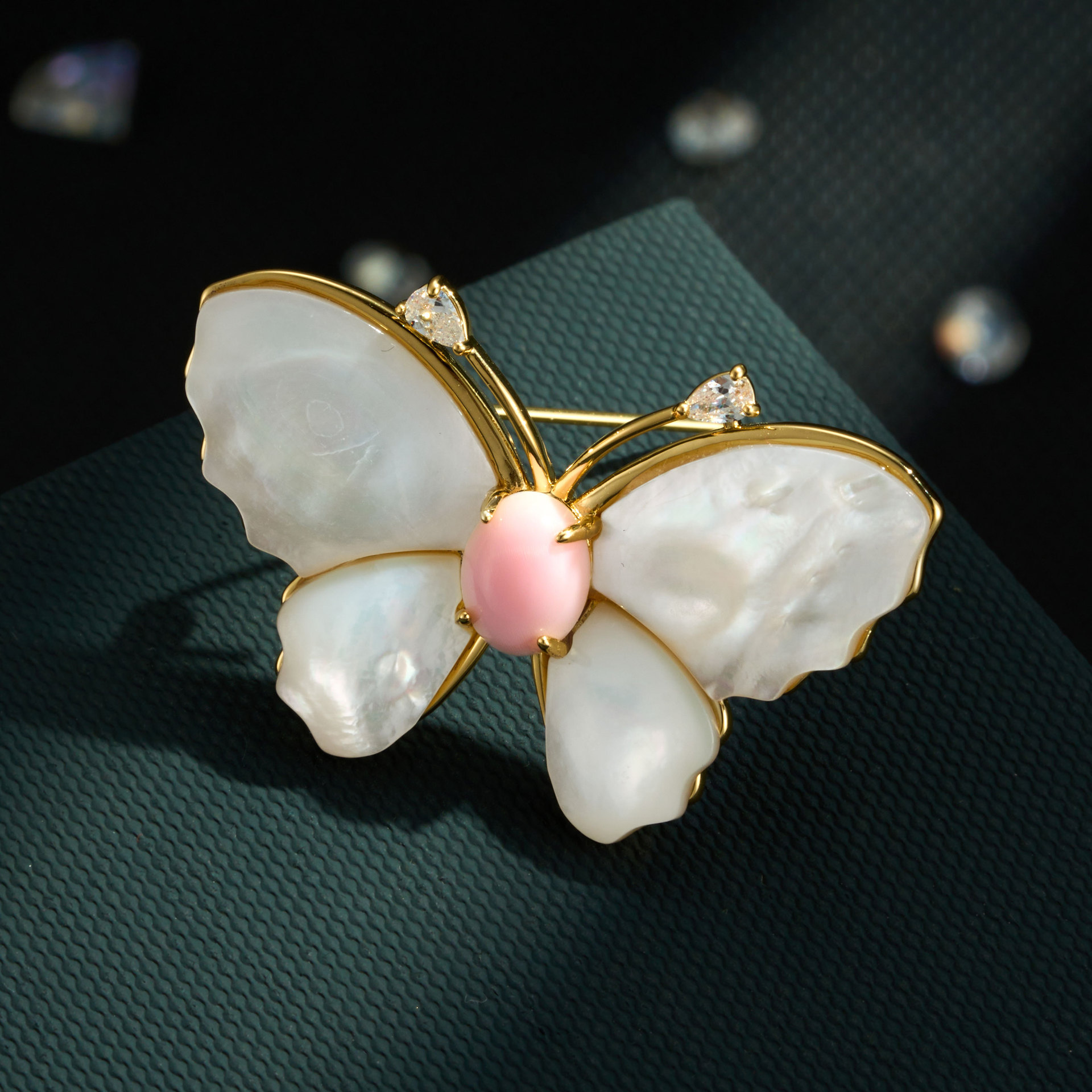 Exquisite And Sweet Natural Mother-of-pearl Pink Queen Pearl Butterfly Brooch, Copper Alloy, Real Gold Plated, High-end Feel.