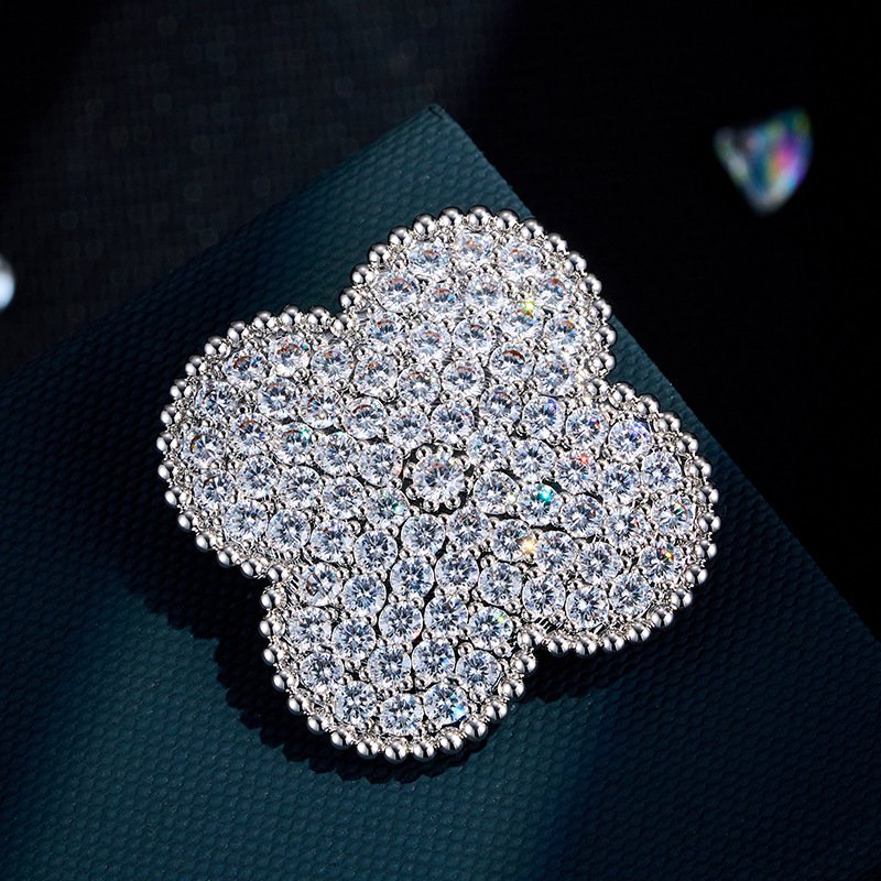 Luxury Four-leaf Clover Brooch With Full Zirconium Setting. A Sophisticated And Elegant Copper Alloy Pin, Perfect For Everyday Wear.