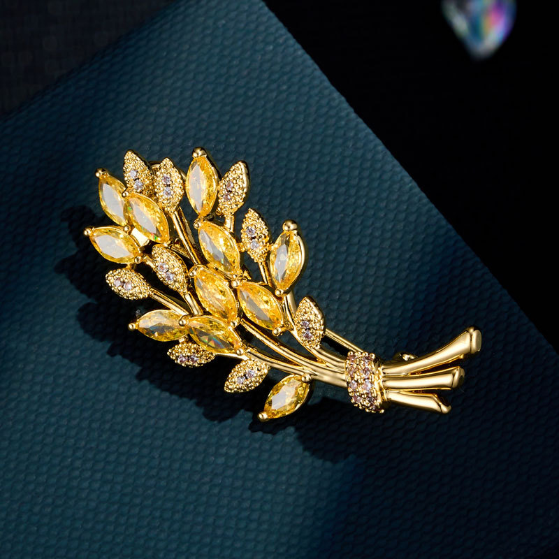 This Yellow Crystal Wheat Ear Brooch Exudes A Luxurious And Sophisticated Feel, Perfect For Suits, Sweaters, And Everyday Wear. It's A Versatile And Exquisite Women's Corsage.